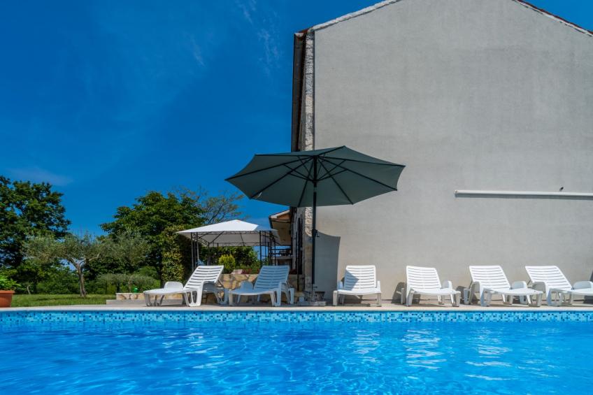Schönes Haus mit großer grüner Umgebung, Pool - foto 3