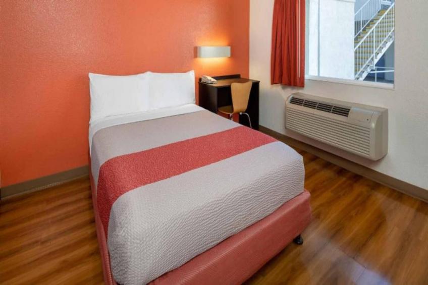 1 Queen Bed  Mini Fridge - foto 5
