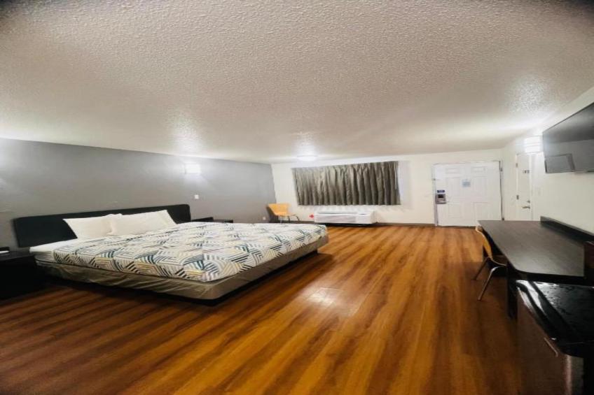 1 King Bed  Smoking Micfridge - foto 17