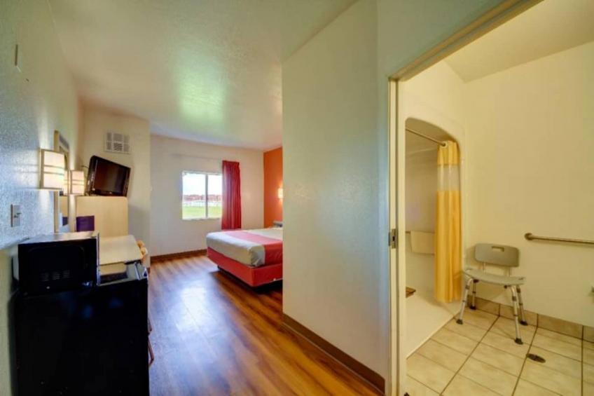 1 King Bed  Mobility Accessible Tub Nsmk - foto 8