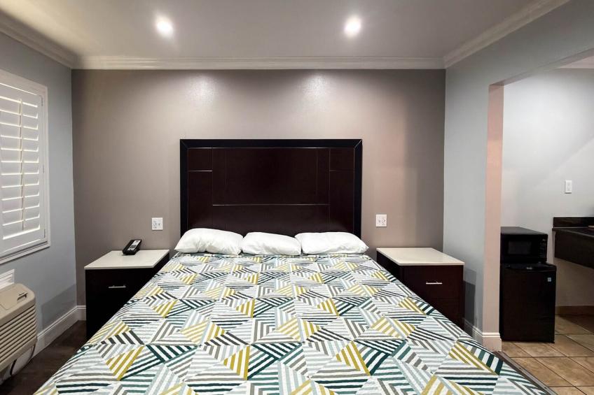 1 King Bed | Non-Smoking, Micfridge - foto 7