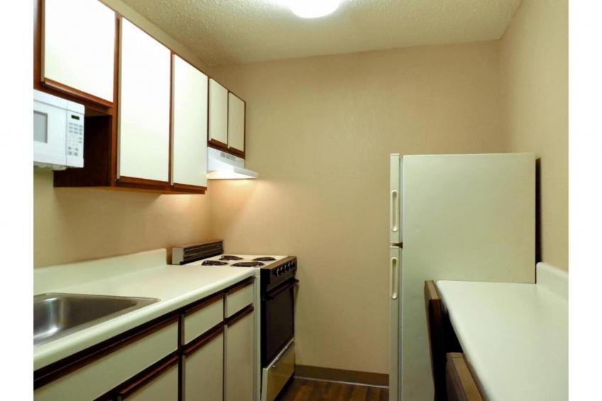 1 King Bed | Hearing Accessible, Kitchen - foto 30