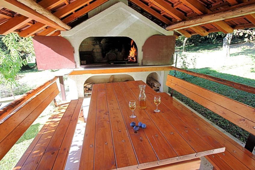 Schönes Ferienhaus in Breze mit Eigenem Balkon