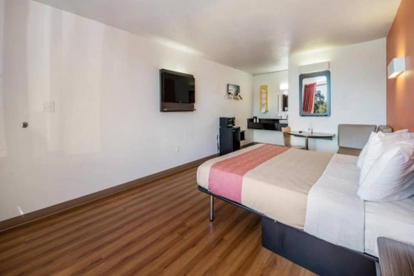 2 Queen Beds  Smoking Micfridge - foto 2