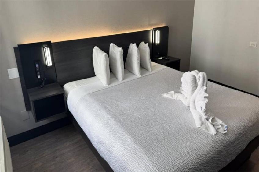 1 King Bed  Mobility Accessible RI Shower Nsmk - foto 7