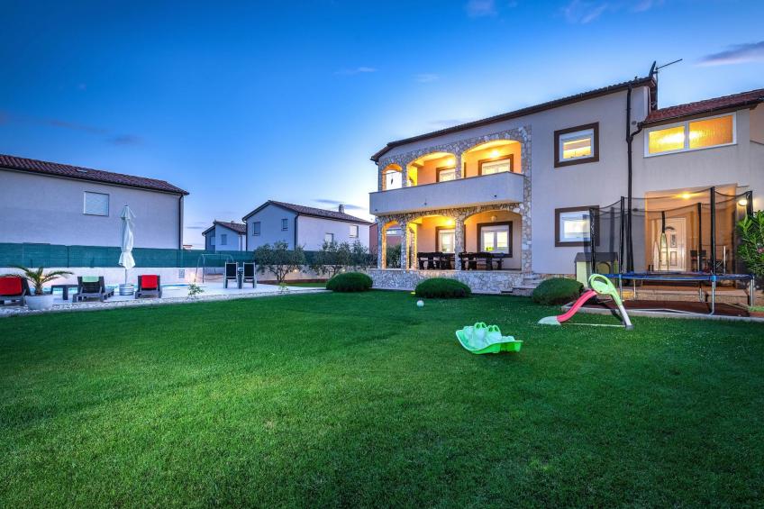 Schöne Villa in ruhiger Stadt mit Pool und BBQ - foto 26