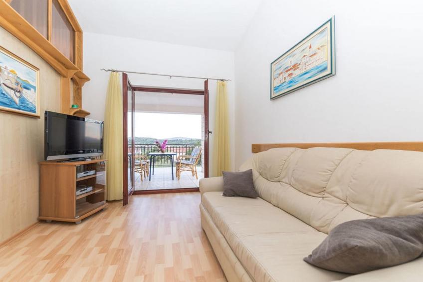 Relaxing Holiday Home with Pool, Fitness Area, and Entertainment Facilities - Six Bedroom Holiday Home