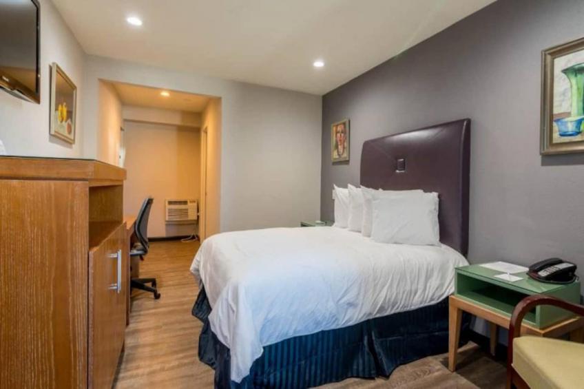 1 Queen Bed  Non-Smoking Micfridge - foto 14