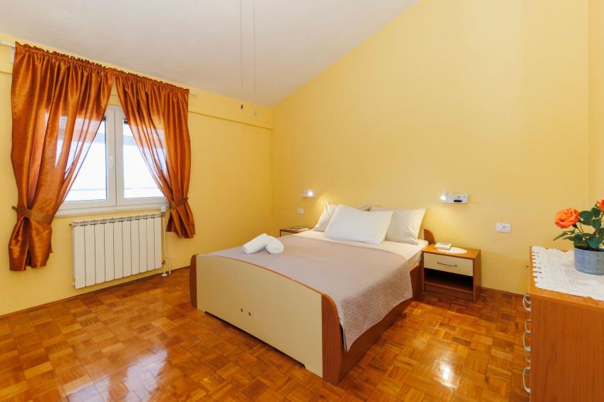 "Zara" mit Blick auf das Wasser