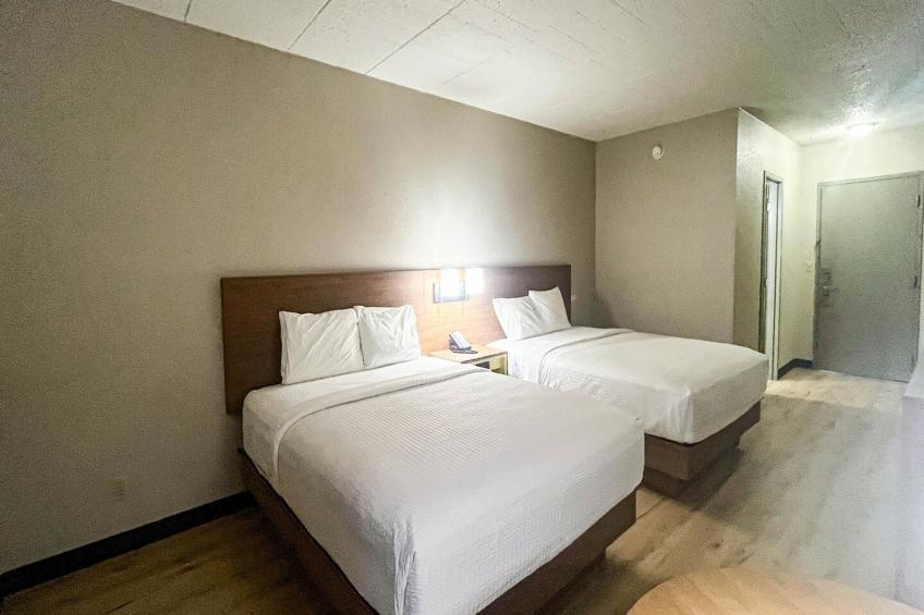 2 Queen Beds | Non-Smoking, Micfridge - foto 16