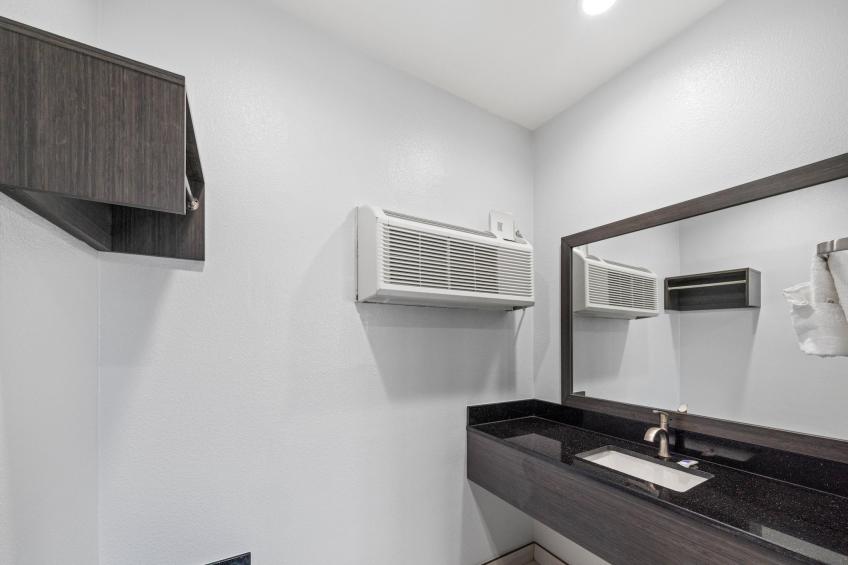 1 Queen Bed  Non-Smoking Mini Fridge - foto 8
