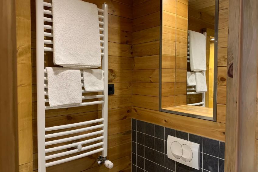 Die Ski-Suite hat ein Schlafzimmer und ein kleines Wohnzimmer ohne Küche. - foto 13