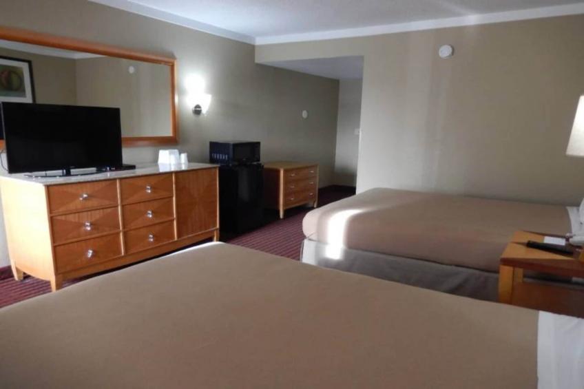 2 Queen Beds  Non-Smoking Micfridge - foto 25