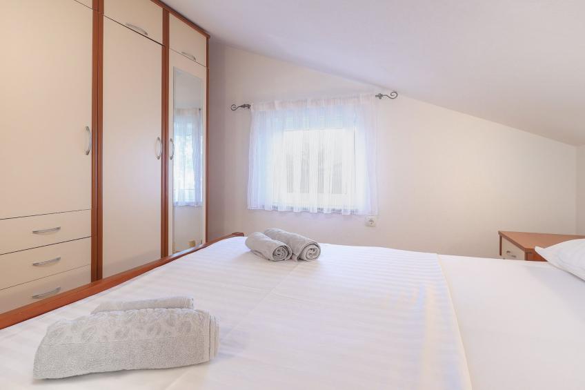 Peaceful Nature Retreat Near Krk Town with BBQ and Parking - Comfort Two Bedroom Apartment - foto 5