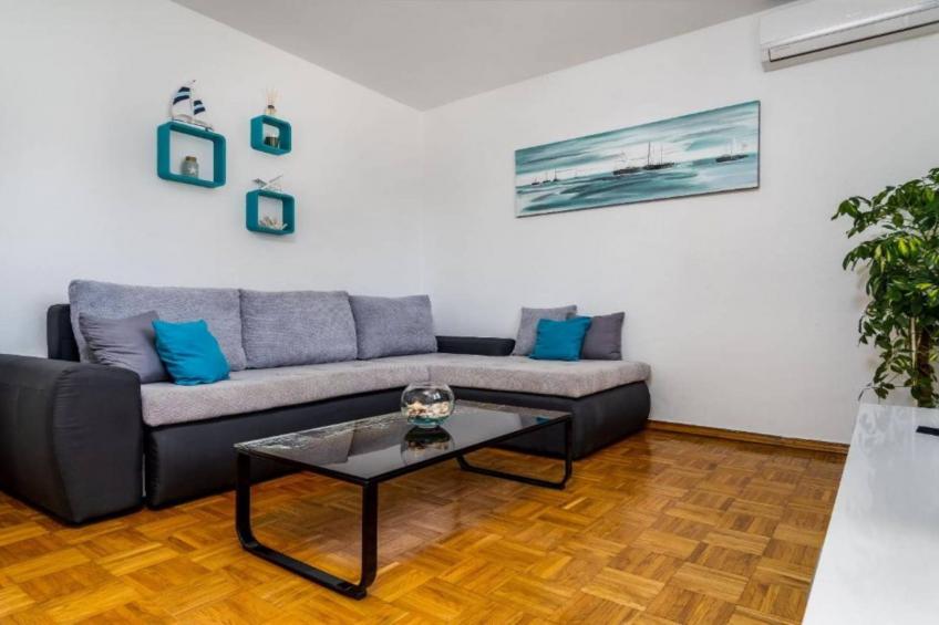 Tranquil Oasis Holiday Home Primorski Dolac with Pool - Three Bedroom Holiday Home with Pool - foto 2