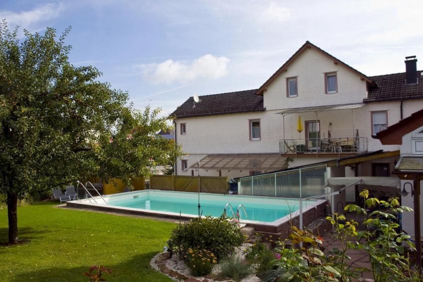 mit großem Garten und Gemeinschaftspool