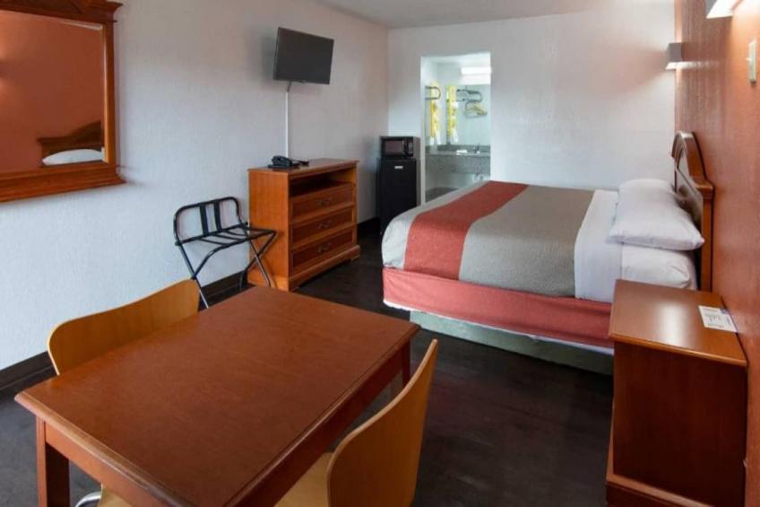 1 King Bed  Non-Smoking Micfridge - foto 6