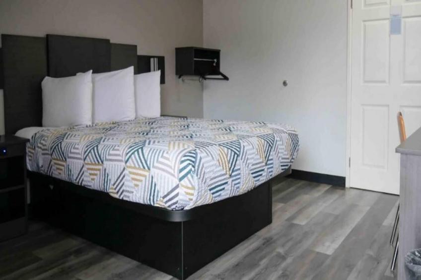 1 Queen Bed  Mobil Access Tub Nsmk Kitchen - foto 10