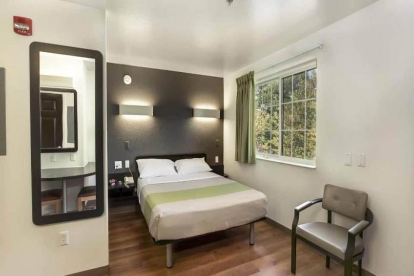 1 QUEEN BED  NON-SMOKING