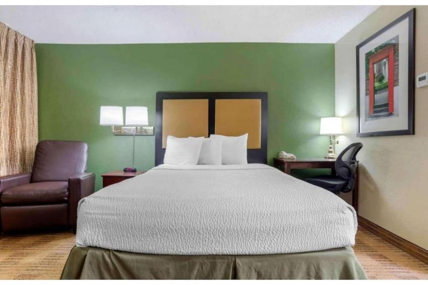 1 King Bed | Non-Smoking, Kitchen, Shower - foto 14