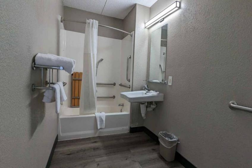 1 Full Bed  ADA/Tub - foto 10