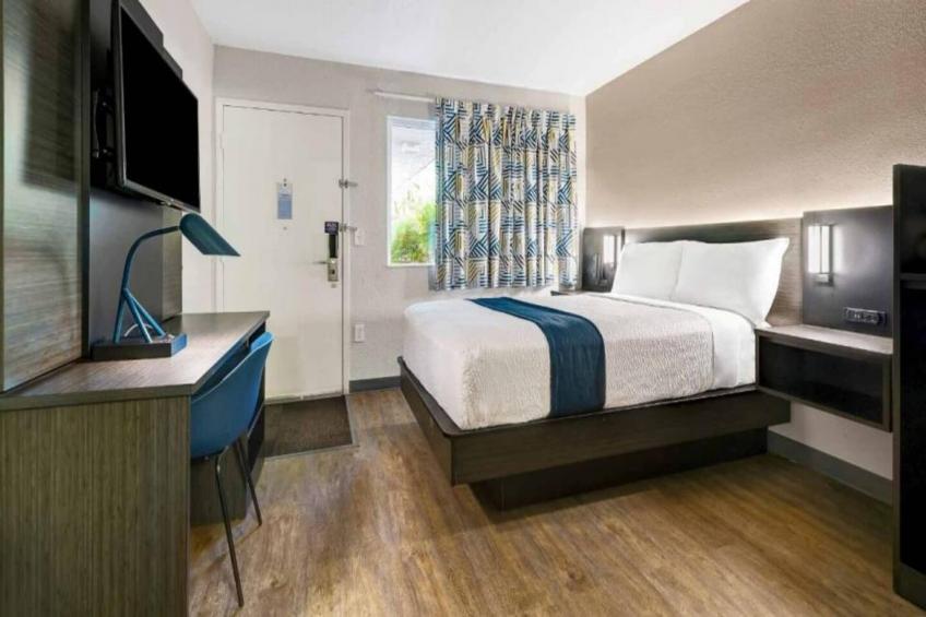 1 Queen Bed  Premium Micfridge - foto 12