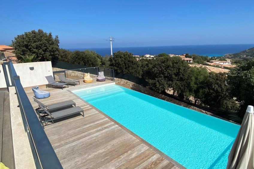 Belle villa avec piscine et vue mer