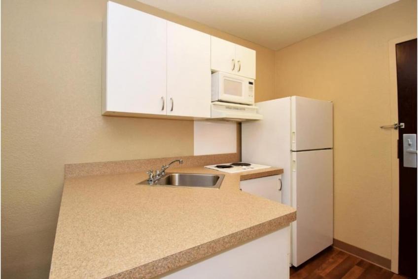 1 King Bed  Non-Smoking Kitchen Shower - foto 9