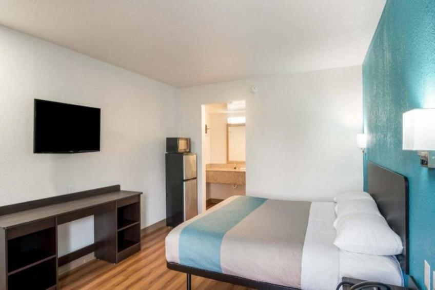 1 King Bed  Non-Smoking Micfridge - foto 4