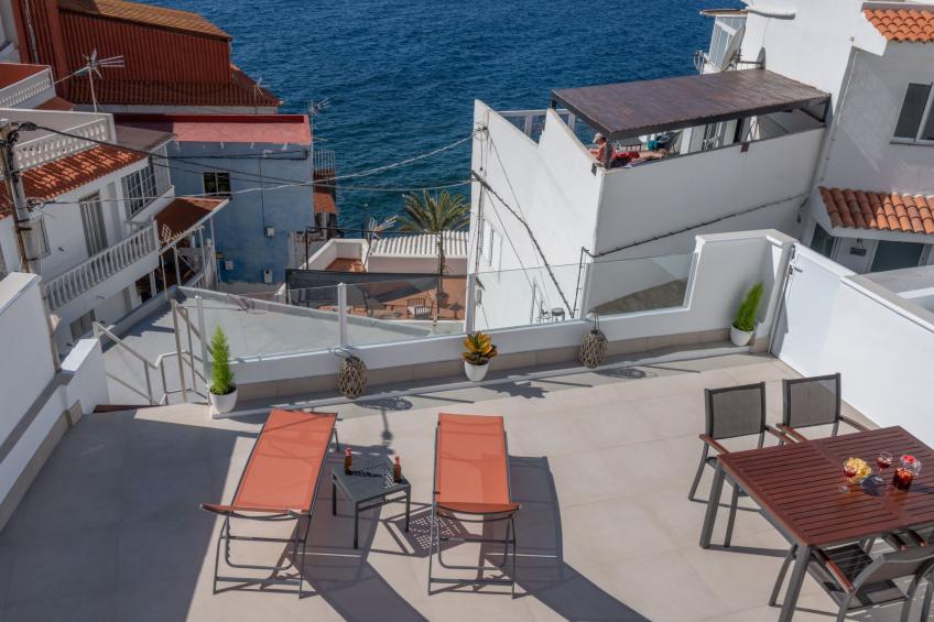 Spektakuläre Höhle mit zwei großen Terrassen am Meer - foto 26