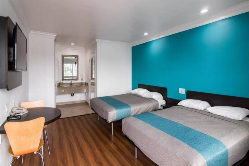 2 Queen Beds  Non-Smoking Micfridge - foto 10