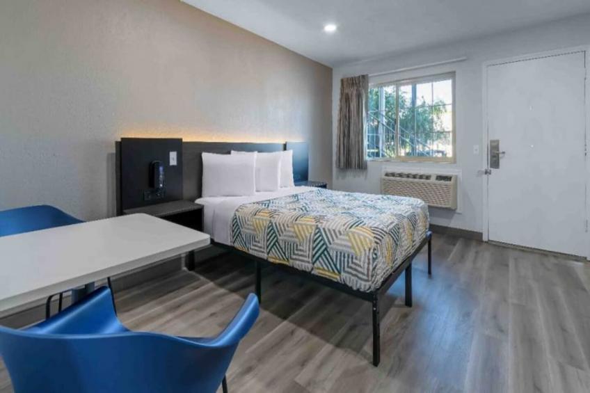 1 King Bed  Non-Smoking - foto 3
