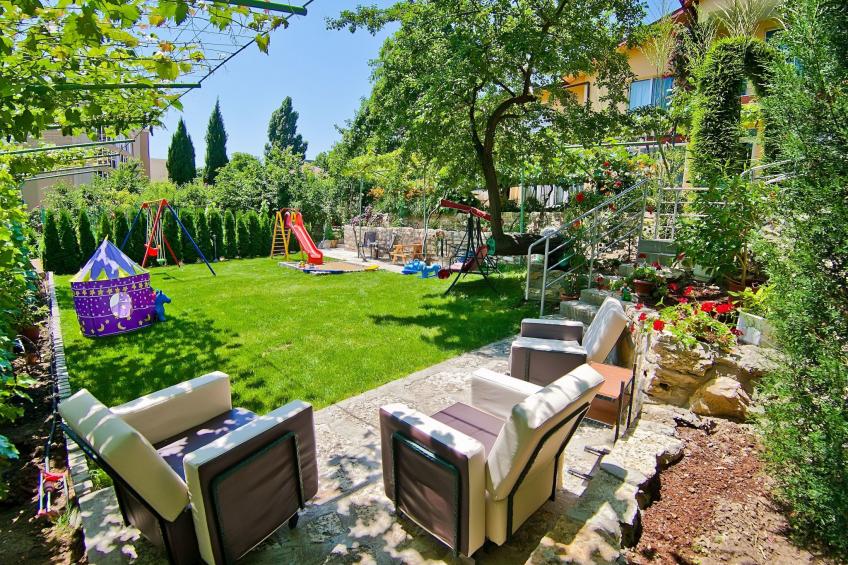 mit Blick auf das Wasser