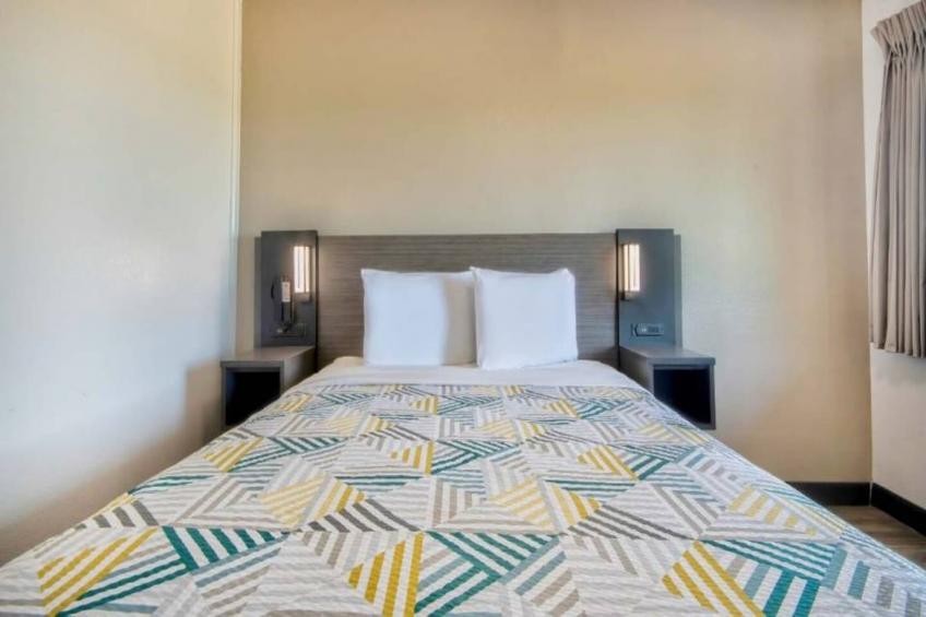 1 Queen Bed  Non-Smoking - foto 12
