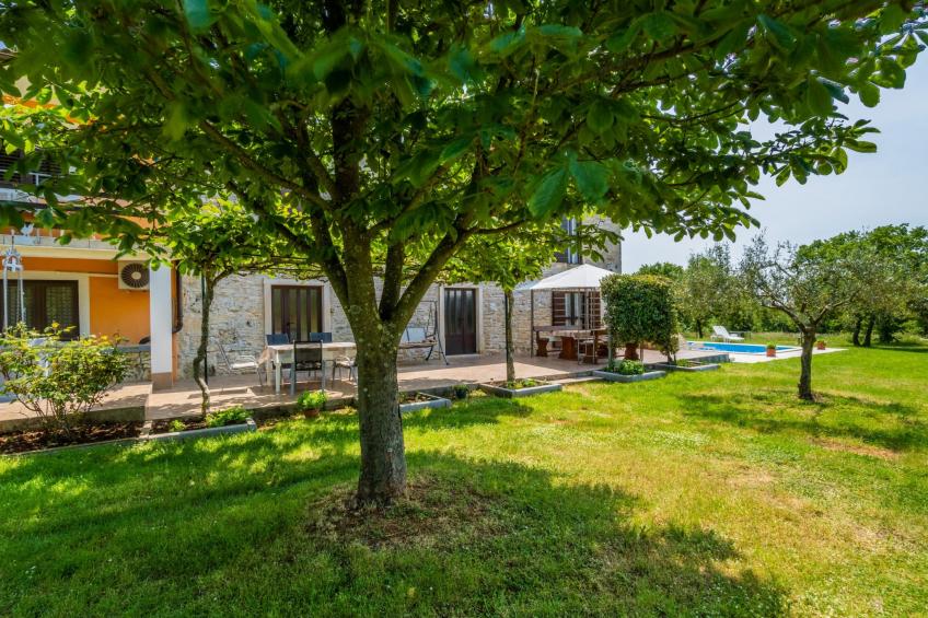 Schönes Haus mit großer grüner Umgebung, Pool - foto 13