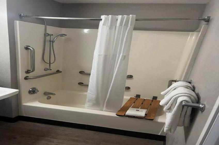 1 Queen Bed  ADA/Tub - foto 13
