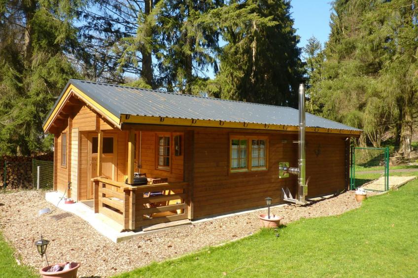 Holz-Blockhaus für vier Personen mit Terrasse