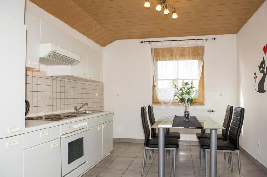 Spacious Holiday Home with Pool and Hot Tub in Kastel Stari - Four Bedroom Holiday Home with Pool - foto 6