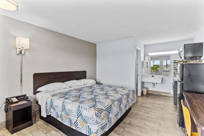 1 Queen Bed  Non-Smoking Kitchen - foto 8