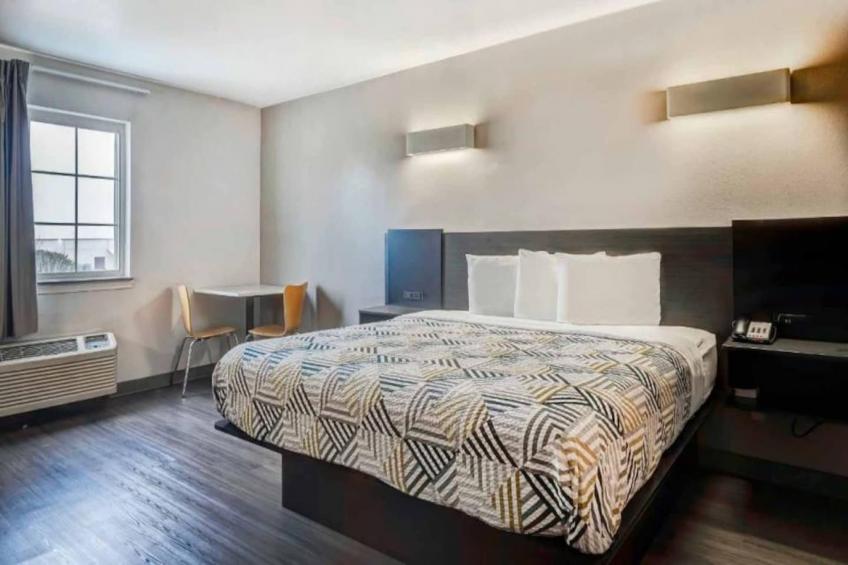 1 King Bed  Suite Non-Smoking Hot Tub - foto 9