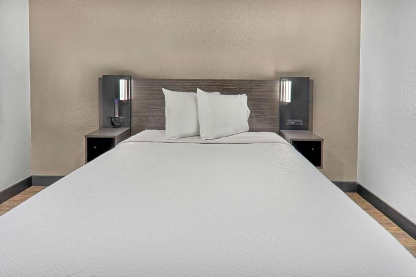 1 Queen Bed  Micfridge Smoking - foto 16