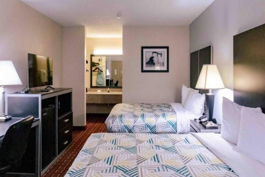 2 Full Beds  Non-Smoking Micfridge - foto 7