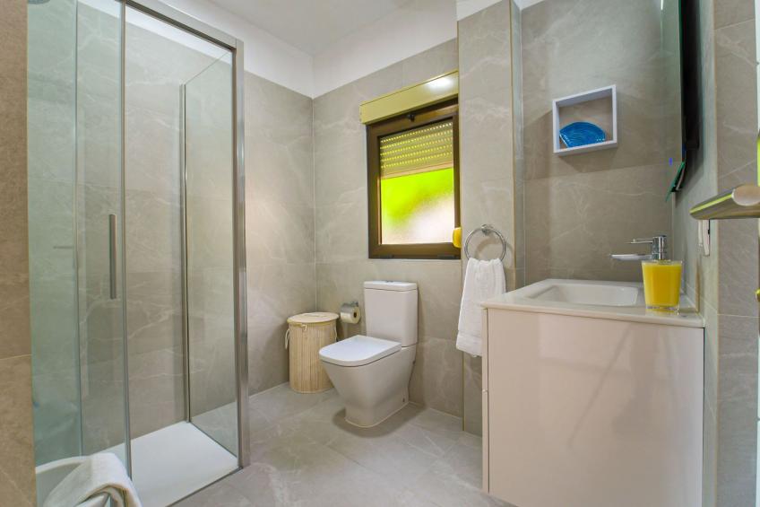 Zweitstöckiges Ferienvilla mit Terrassen, Pool, Sauna sowie herrlichem Berg- un - foto 28