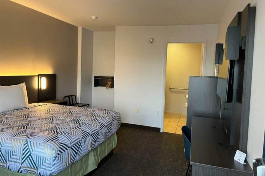 1 King Bed  Non-Smoking Micfridge - foto 6