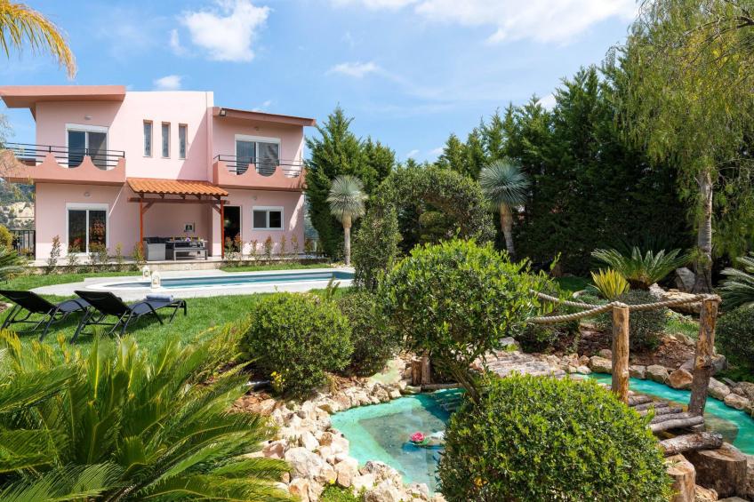 Gemütliche Villa Zenia in Damatria