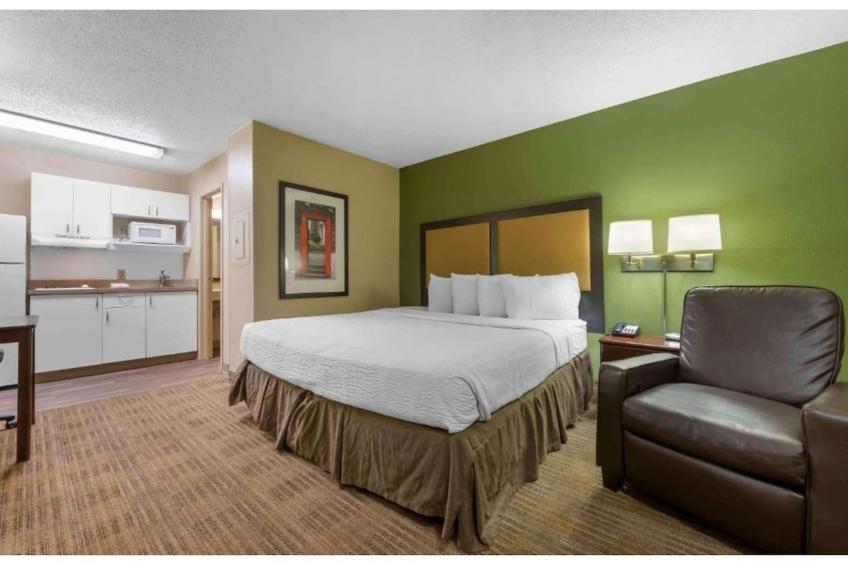 1 Queen Bed  ADA\/RI Shower\/Non-Smoking\/Kitchen - foto 27