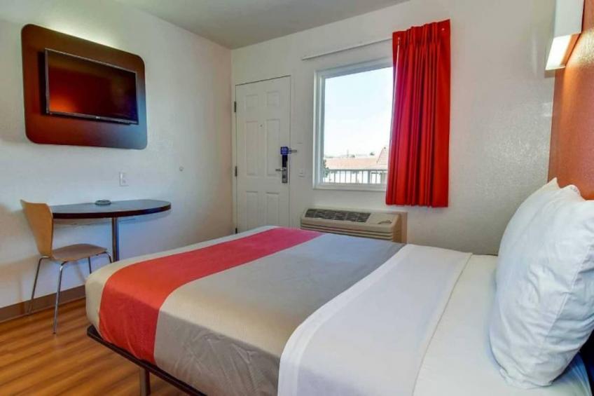 1 Queen Bed  ADA/Tub/Smoking - foto 6