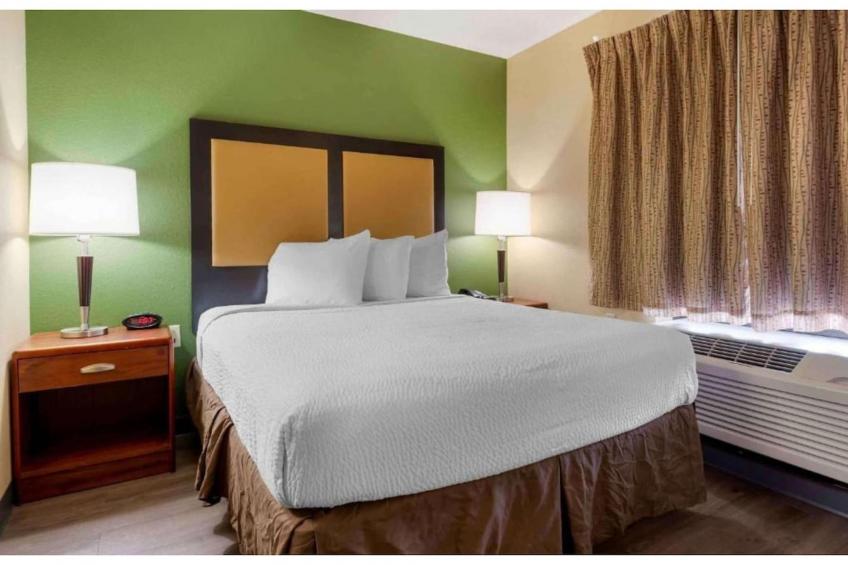 1 King Bed | Non-Smoking, Kitchen, Shower - foto 29