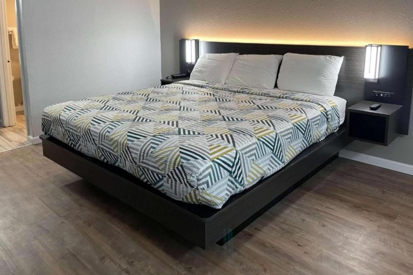 1 King Bed  Non-Smoking Kitchen - foto 8