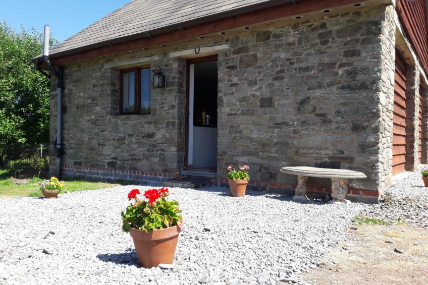 Haus in Crickadarn mit Parkplatz und Bergblick